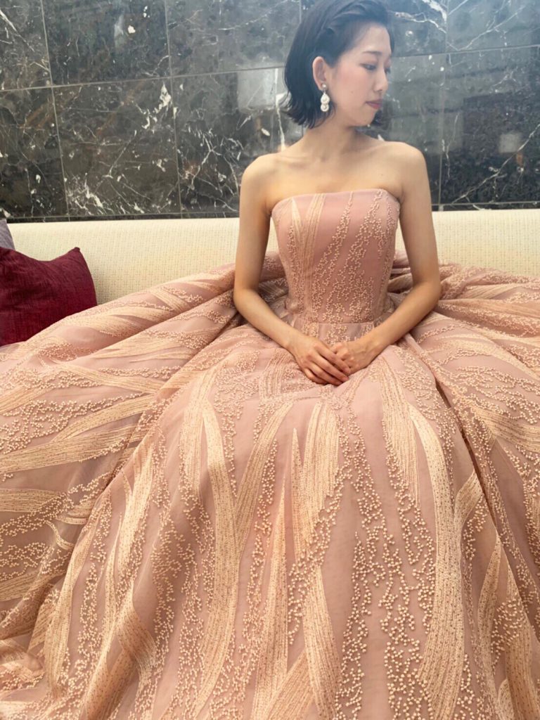 淡いピンクのドレスでゲストの心を暖かくおもてなす アットホームな
