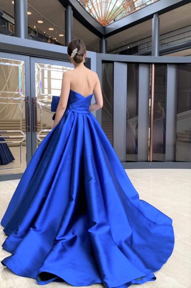 とても素敵なロイヤルブルーのウェディングドレス | eclipseseal.com