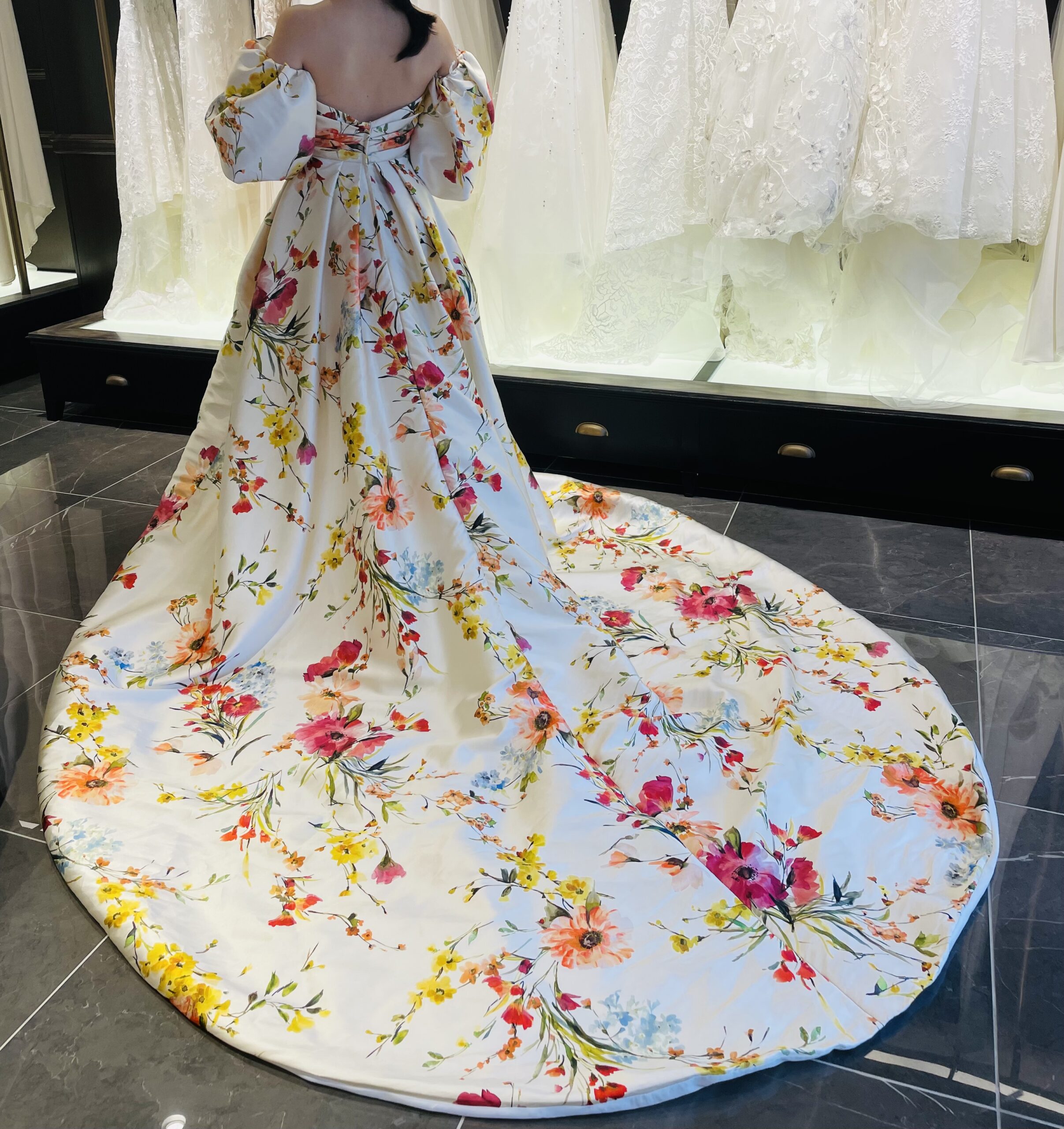 JUNO ジュノ　カラードレス Color dress wedding フラワープリント　暖色系　パフスリーブ